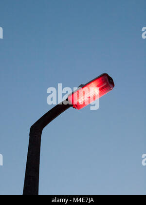 La metà di colore rosso acceso via lampada sopra Foto Stock