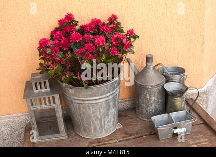 Vecchio stagnato placcato in zinco pentole e benna Foto Stock