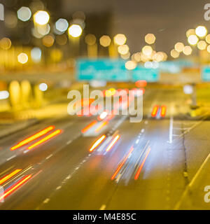 Auto su autostrada di notte Foto Stock