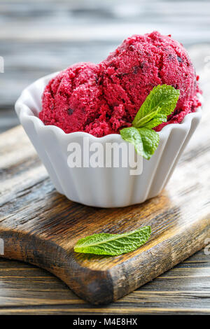 Palline di gelato fatto in casa di ribes. Foto Stock