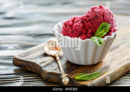 Coppa di gelato di ribes. Foto Stock