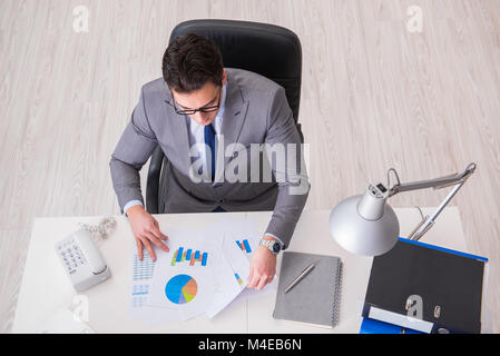 Vista dall'alto su imprenditore lavora su grafici di business Foto Stock