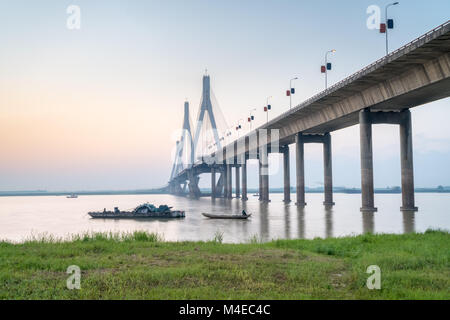 Lago dongting bridge al tramonto Foto Stock