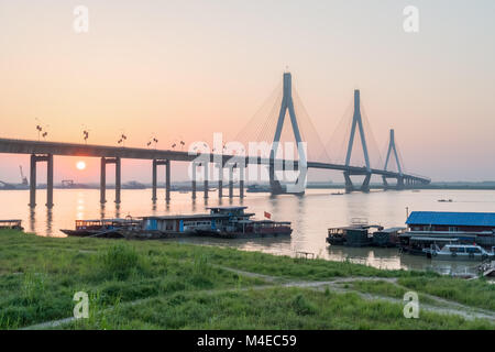 Lago dongting ponte con regolazione del sole Foto Stock