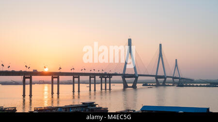 Lago dongting ponte con regolazione del sole Foto Stock