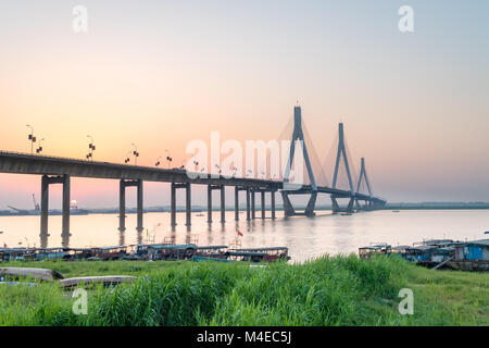 Lago dongting ponte con regolazione del sole Foto Stock