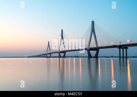 Dongting lago di Ponte in sunset Foto Stock