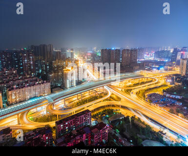 Bella città interchange di notte Foto Stock