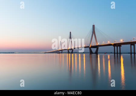 Tre tralicci in sospeso con cavi di bridge Foto Stock