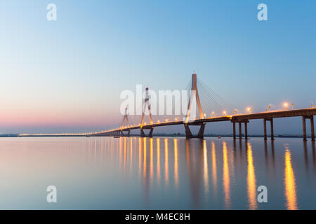 Tre Torri di cavo-alloggiato bridge Foto Stock