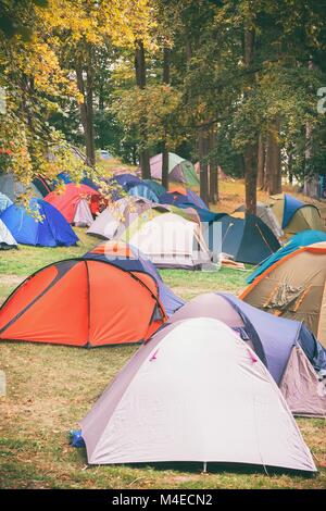 Molti tende in natura Foto Stock