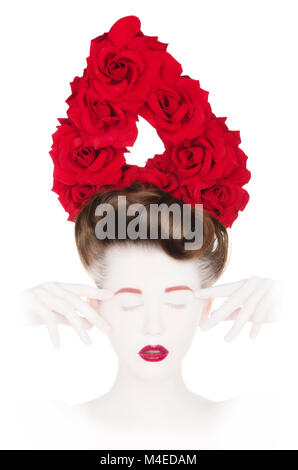 La donna bianca con labbra rosse, petali di rosa e fiori Foto Stock