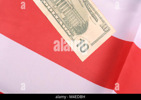 Dieci dollari davanti alla bandiera americana Foto Stock