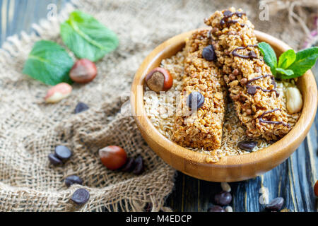 Barrette di cereali con noci e cioccolato. Foto Stock