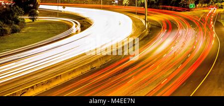 Vetture commutare il traffico su autostrada di notte Foto Stock