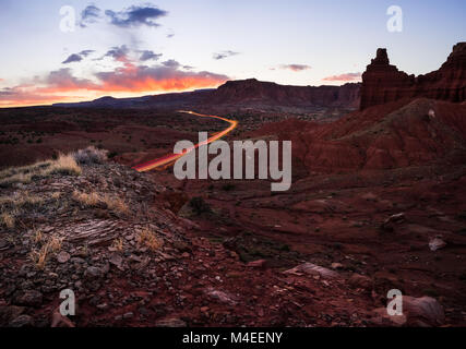 Auto che guidano lungo un'autostrada del deserto, Capitol Reef National Park, Utah, Stati Uniti Foto Stock