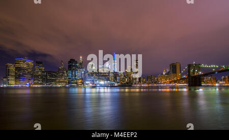 Downtown Manhattan skyline notturno Foto Stock