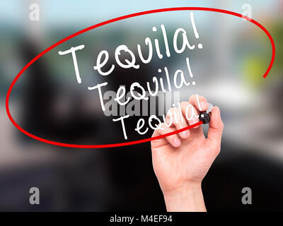 Man mano che scrive la Tequila con pennarello nero su schermo visivo Foto Stock