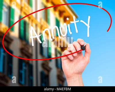 Man mano che scrive una rendita annua con il pennarello nero su schermo visivo Foto Stock