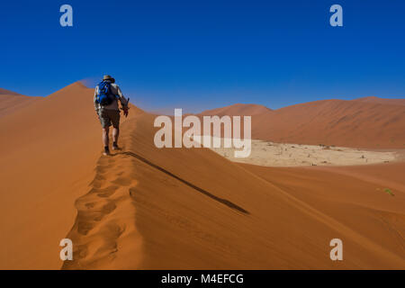 Uomo che salta la duna di sabbia sopra Deadvlei, Sossusvlei, Namibia Foto Stock