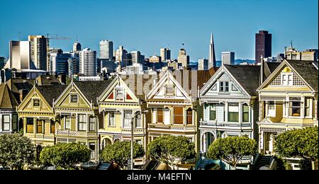 Painted Ladies e la skyline di San Francisco in California Foto Stock