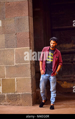 Giovane con verifica shirt passeggiate di Pune, Maharashtra. Foto Stock