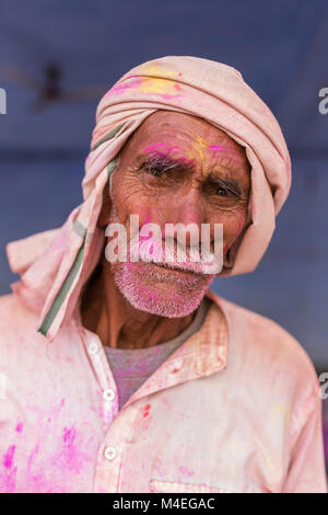 Nandgaon, India - 18 Marzo 2016: Ritratto di un uomo non identificato con la faccia cosparsa di colori durante Holi celebrazione in Nandgaon, Uttar Pradesh, in Foto Stock