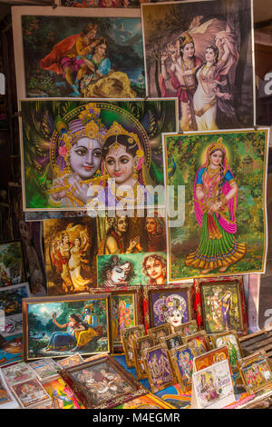 Vrindavan, India - 19 Marzo 2016: Immagini di Krishna e altri dèi per la vendita nel tempio shop nella santa città indù Vrindavan, India Foto Stock