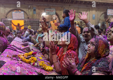 Vrindavan, India - 20 Marzo 2016: Holi celebrazione nell'Hindu Banke Bihare tempio in Vrindavan, Uttar Pradesh, India. Foto Stock
