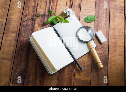 Notebook, Magnifier, matita Foto Stock