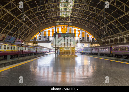 Bangkok, Tailandia - 4 Marzo 2017: vista generale della stazione di Hualamphong, la principale stazione ferroviaria di Bangkok, Tailandia. Foto Stock