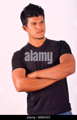 Giovane uomo in abbigliamento casual in posa per la telecamera di Pune, Maharashtra. Foto Stock