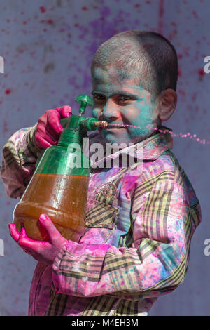 Barsana, India - 24 Marzo 2016: Bambini celebrare Holi in Vrindavan, Uttar Pradesh, India. Foto Stock