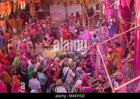 Barsana, India - 17 Marzo 2016: devoti indù celebrare Lathmar Holi in Barsana village, Uttar Pradesh, India. Foto Stock