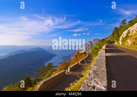 Montagne su strada e Kotor Bay sul tramonto - Montenegro Foto Stock