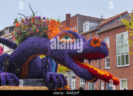 Statua fatta di tulipani sui fiori sfilano in Haarlem Paesi Bassi Foto Stock