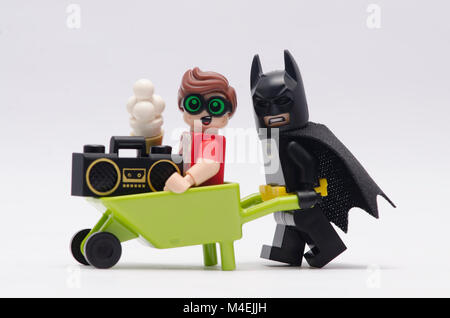 Lego Batman carriola spinta mentre joker in seduta. isolato su sfondo  bianco Foto stock - Alamy