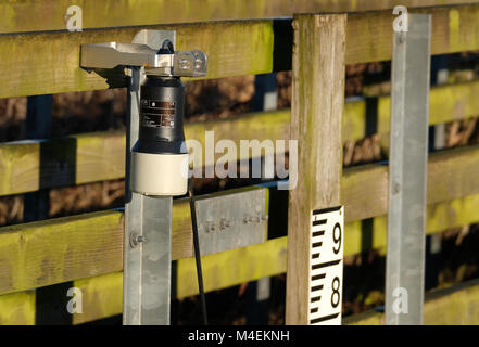 Profondità acqua indicazione sul dispositivo di scarico di terra in piena area di pericolo. Foto Stock