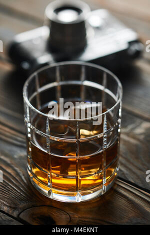 Telemetro vecchia fotocamera e whiskey Foto Stock