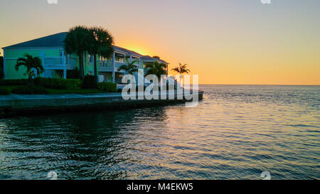 Tramonto su Tampa Bay in Saint Petersburg, in Florida. Foto Stock