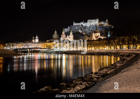 Hohensalzburg e skyline della città di notte, Salisburgo, Austria Foto Stock