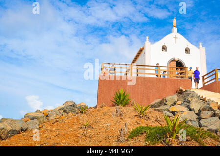 Il Boa Vista, Capo Verde - Dicembre 20, 2017: turisti visitano una chiesa cattolica sull'isola di Boa Vista Capo Verde Foto Stock