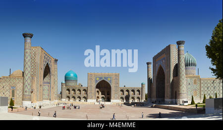 Piazza Registan, Samarcanda. La Repubblica di Uzbekistan. Foto Stock