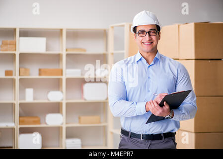 Giovane lavoratore nell'ufficio postale che si occupano di pacchi Foto Stock