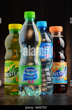Bottiglie di bevande di Nestlé Foto Stock