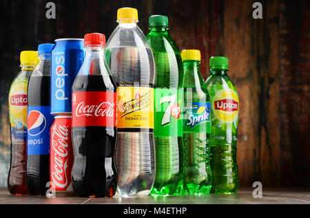 Bottiglie e lattine assortiti di global soft drinks Foto Stock