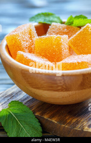 Marmellata di arance in una ciotola di legno. Foto Stock