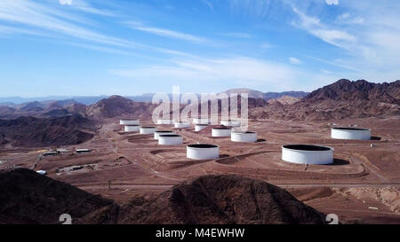 Grandi serbatoi di bianco per il petrolio greggio storage - immagine aerea Foto Stock