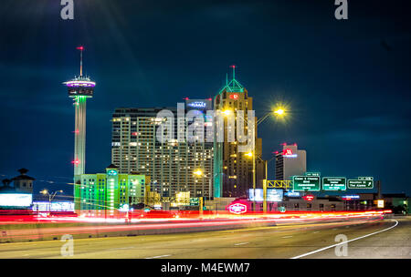 San Antonio Texas cityscape skyline e commutare il traffico di notte Foto Stock