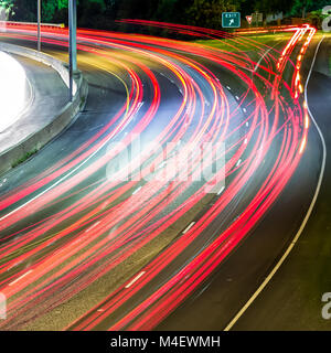 Vetture commutare il traffico su autostrada di notte Foto Stock